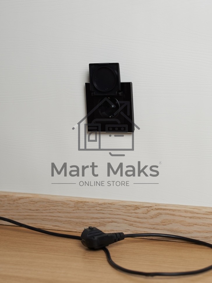 Розетка 1-местная IEK BRITE РСбш10-3-БрЧ (BR-R16-16-K02) с заземлением, с защитными шторками и крышкой, 16А, IP20, черный