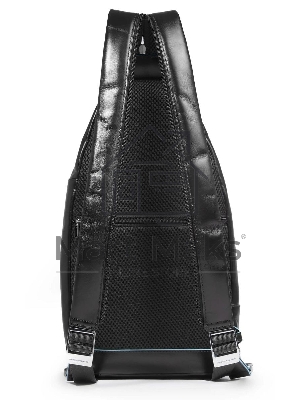 Рюкзак слинг Piquadro Blue Square CA4827B2/N черный натур.кожа