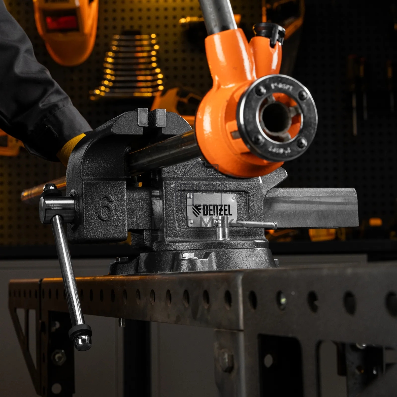 Тиски слесарные Denzel BVH-150 150 мм, поворотные, стальная направляющая, с наковальней