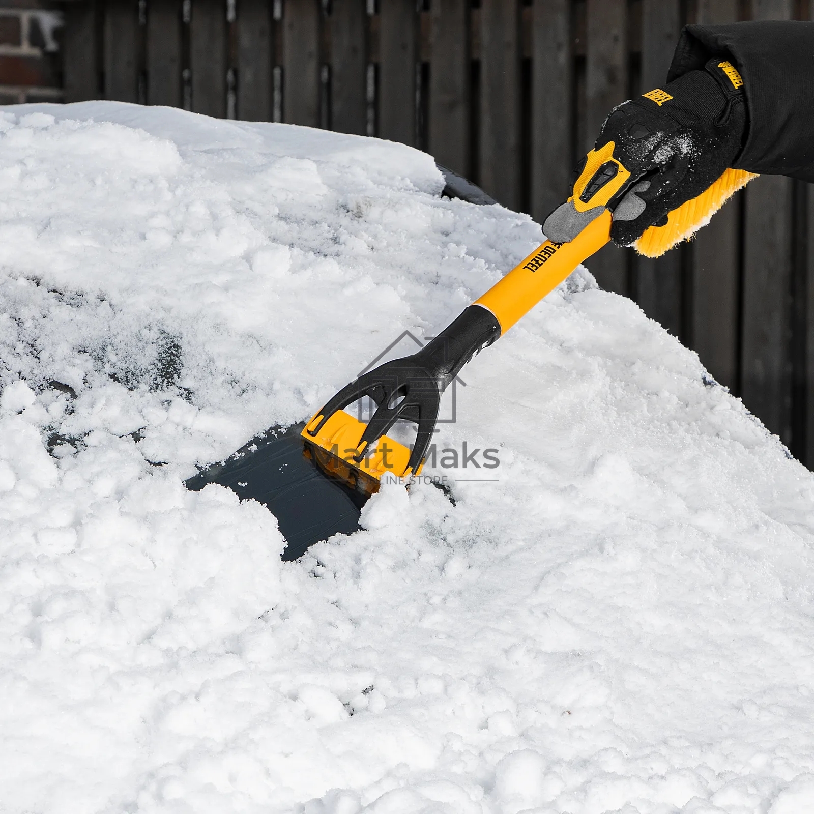 Щетка-сметка для снега со скребком Denzel 600 мм