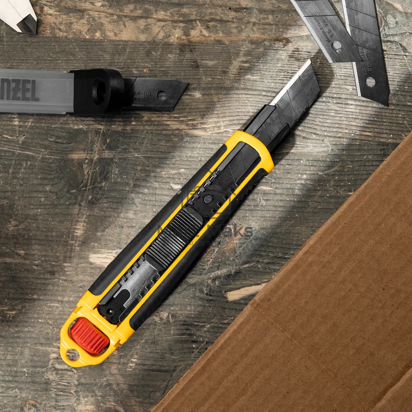 Нож Denzel 18 мм, сменное лезвие, SK4, корпус из ABS + TPR, торцевой зажим