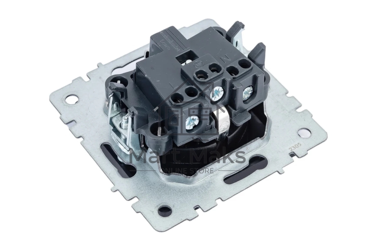 Розетка 1-местная IEK BRITE РС14-1-0-БрЧ (BR-R14-16-K02) с заземлением, с защитными шторками, 16А, черный