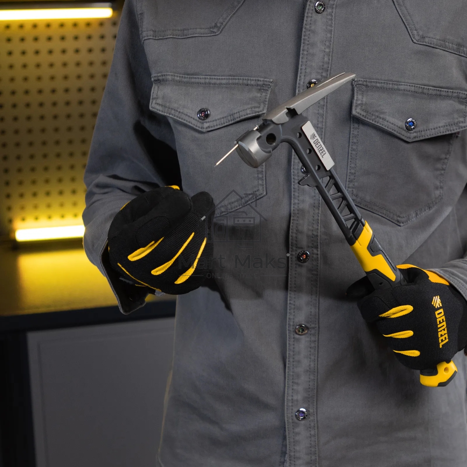 Молоток строительный Denzel 450 г, цельнокованый, боек с магнитом, двухкомп. обрезин. рук-ка