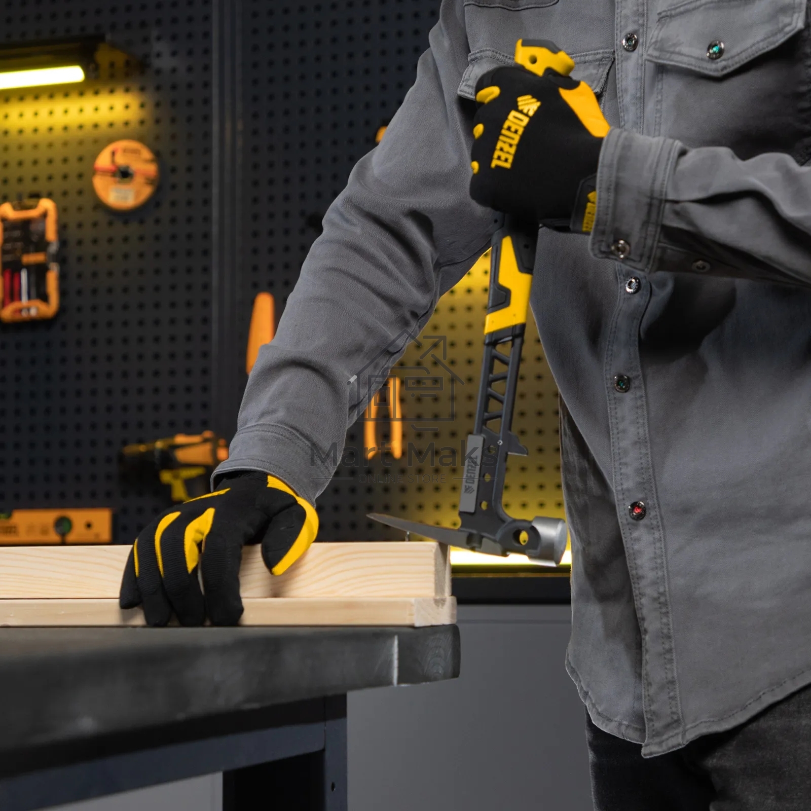 Молоток строительный Denzel 450 г, цельнокованый, боек с магнитом, двухкомп. обрезин. рук-ка