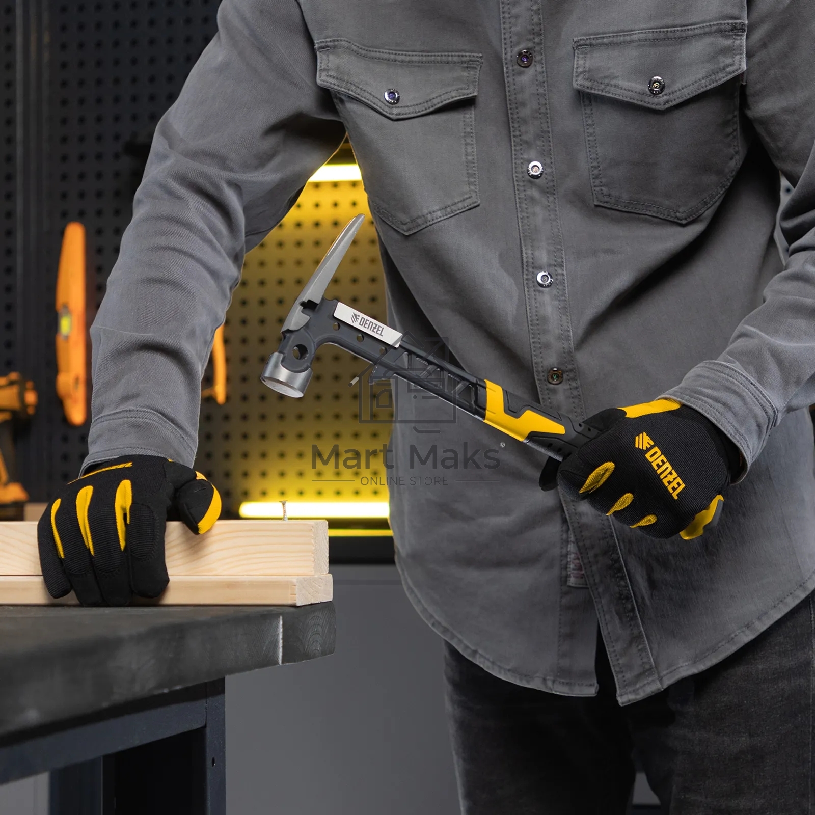 Молоток строительный Denzel 450 г, цельнокованый, боек с магнитом, двухкомп. обрезин. рук-ка