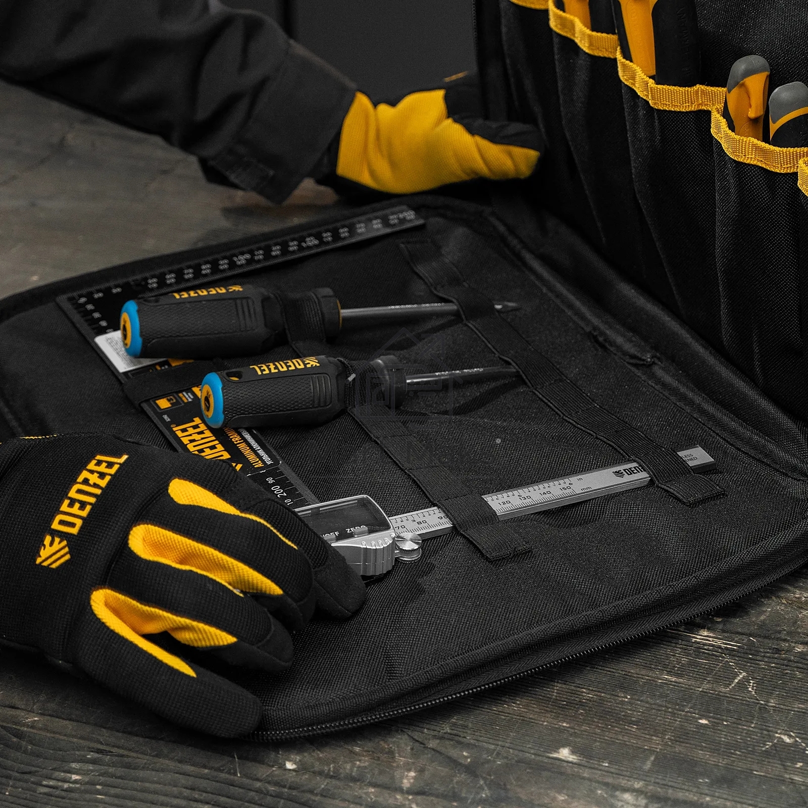 Сумка для инструмента Denzel 400х170х300 мм, 3 отделения, 28 карманов, наплечный ремень