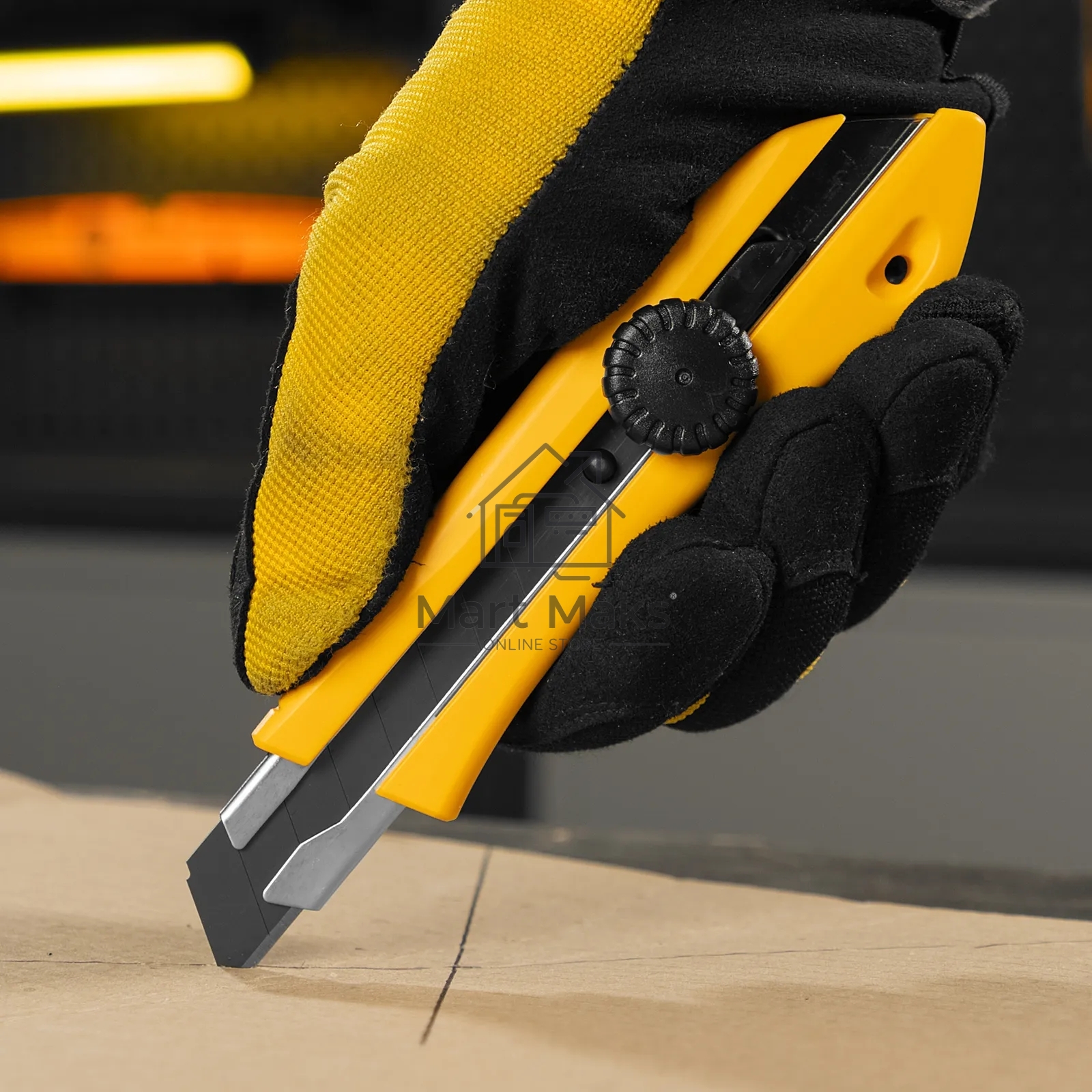 Нож Denzel 18 мм, сменное лезвие, SK4, метал. направляющая, винтовой фиксатор