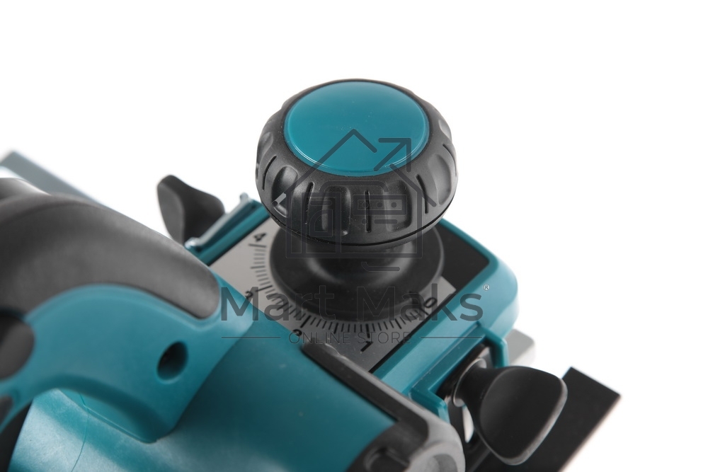 Рубанок Makita KP0810C Рубанок,1050Вт,12000об\м,ширина-82мм,глуб-4мм,3.2кг,кор,парал упор