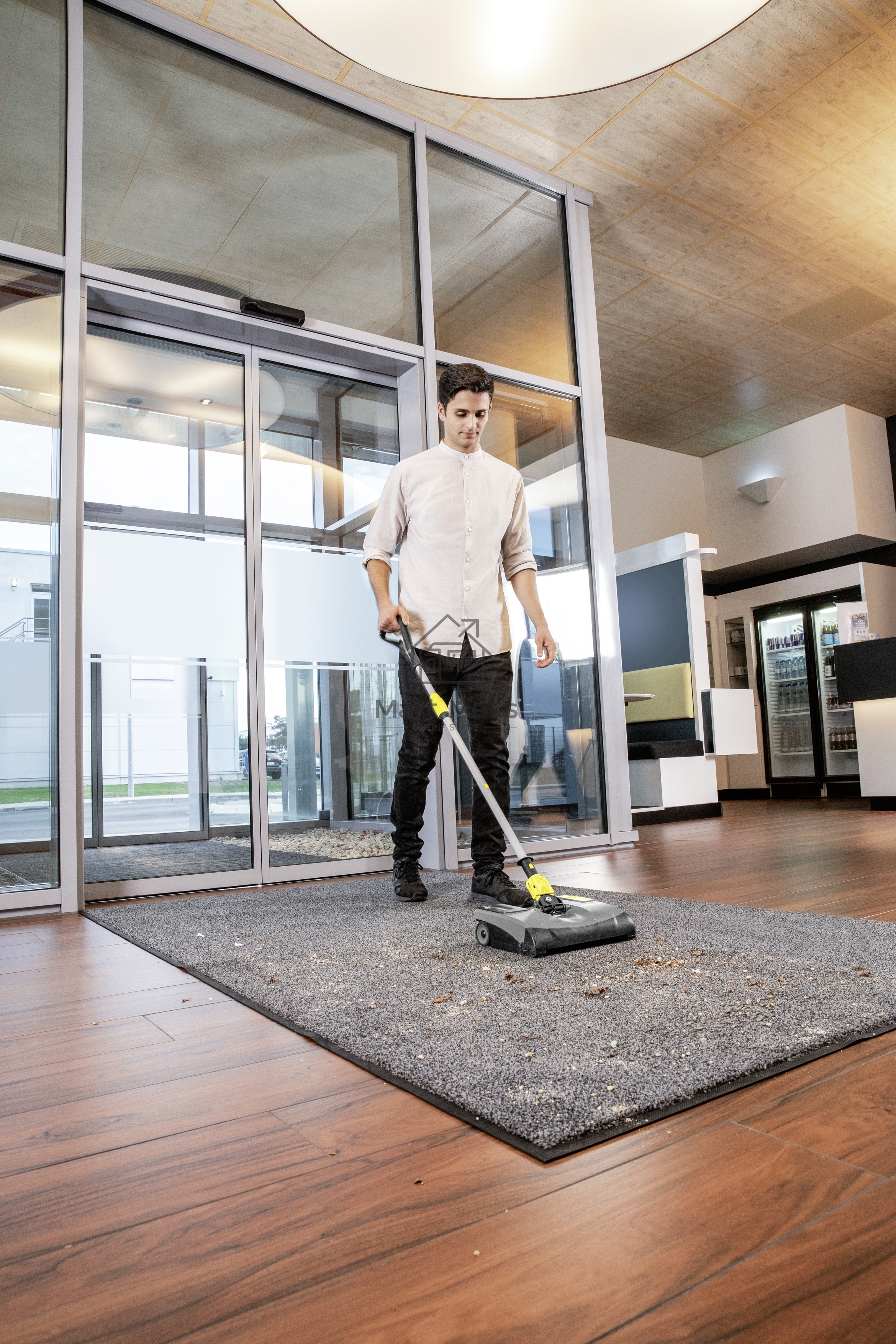 Пылесос-электровеник Karcher ЕВ 30/1 Li-ion серый/желтый, питание от аккумулятора, 25 Вт, уборка сухая пылесборник 1 л, работа от АКБ max 52 мин.