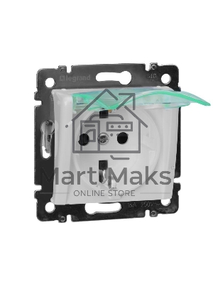 Розетка Legrand Valena 774220 влагозащищенная IP44 с заземлением с крышкой и защитными шторками (белая)