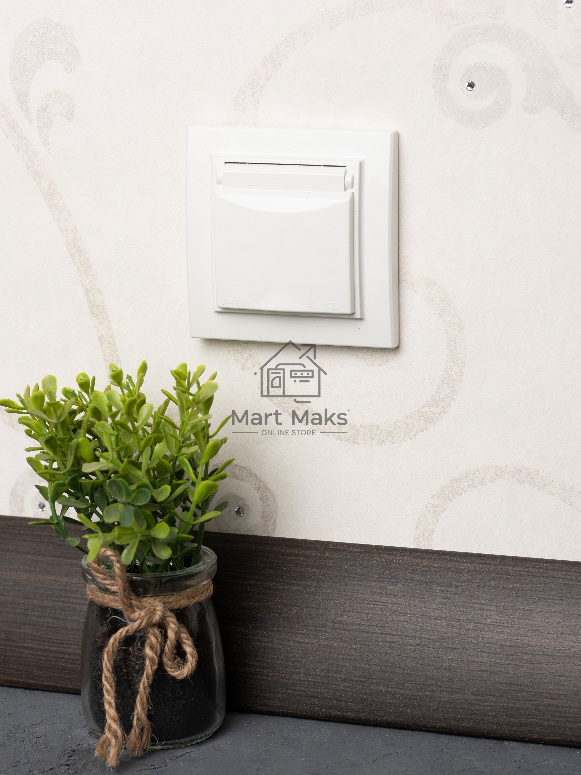 Розетка 1-мест. СП с/з с крышкой 16А белый с защ. штор. IP44 EKF ERR16-029-100-44 EKF Минск