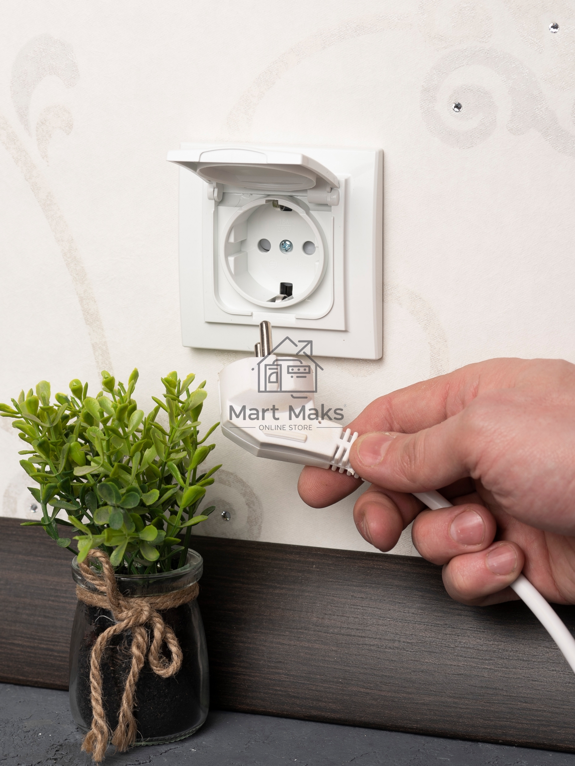 Розетка 1-мест. СП с/з с крышкой 16А белый с защ. штор. IP44 EKF ERR16-029-100-44 EKF Минск